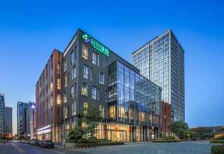 新蔡仿木道路護(hù)欄廠家